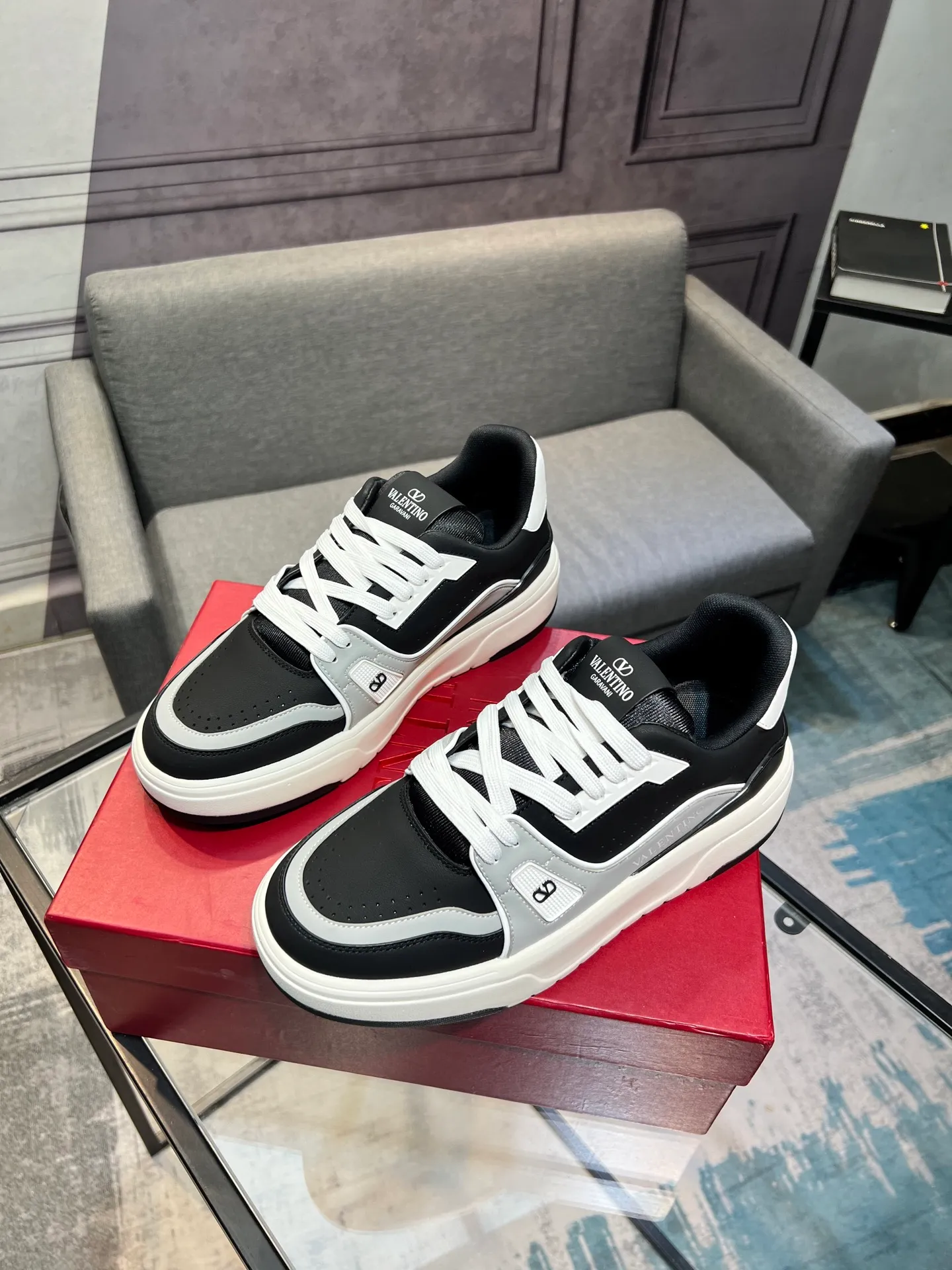 Men's men's shoes 💰660 𝑽𝒂𝒍𝒆𝒏𝒕𝒊𝒏𝒐 Valentino 𝑶𝒏𝒆𝑺𝒕𝒖𝒅 Couple's sneaker series Valentino 2025 latest couple's sneakers, celebrity style, hot sale. The original ZP was purchased and dismantled. Repeated pattern making and modification. I strive to restore the original version 1:1! Top luxury masterpiece, soft and comfortable, combining fashion and leisure, bringing excellent elegant texture and excellent on-foot comfort. Top purchase version upper: imported calfskin surface/original oil edge craftsmanship. Inner: water-dyed cowhide lining. Outsole: original development 𝐓𝐏𝐔 two-color combination outsole. Packaging: original configuration complete package. Code number: 35-44 yards. 34.45 can be customized. Can be customized (self-labeled-no label) order.